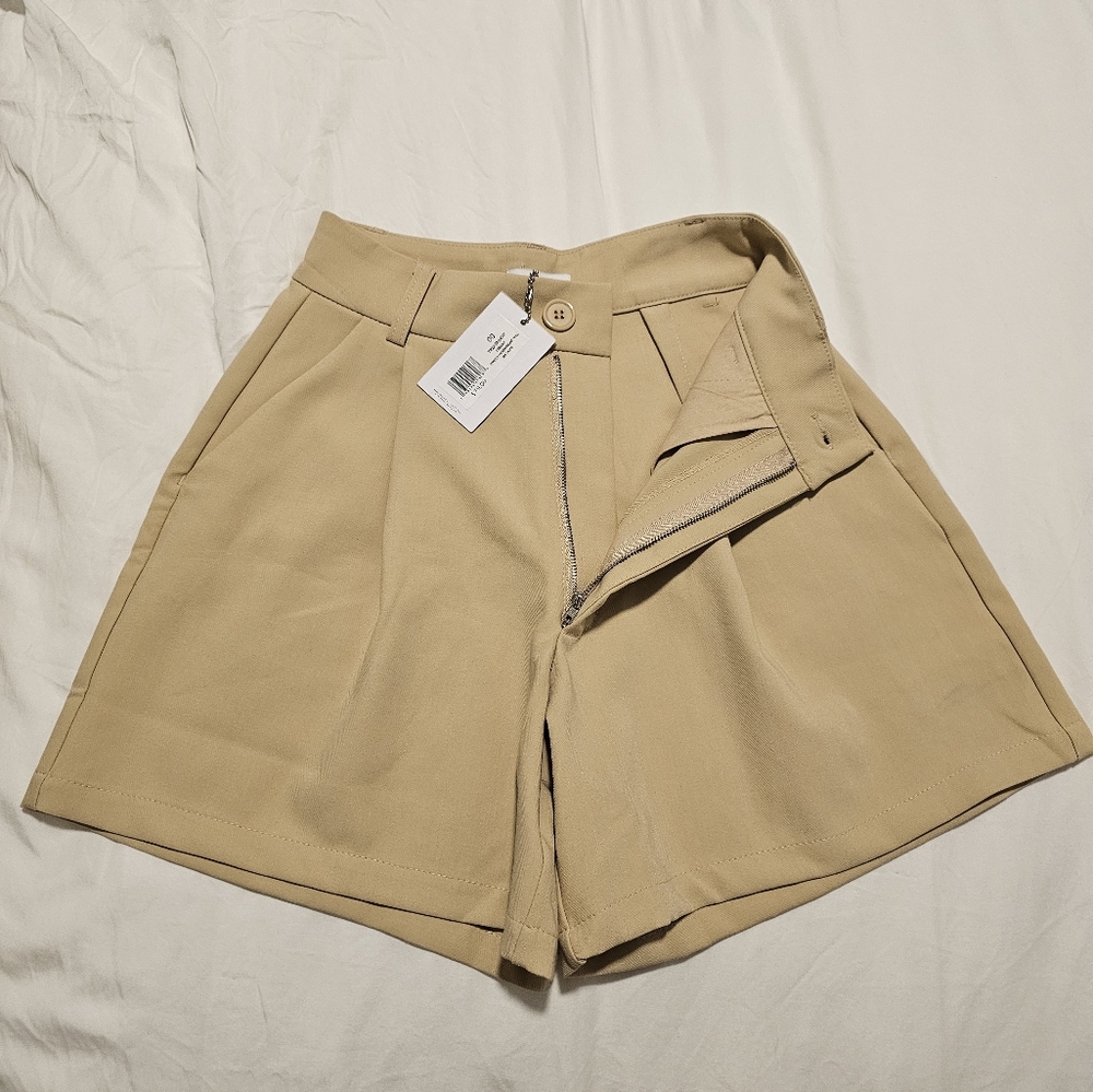 Danielle Bernstein High Waisted pleaded shorts , XS in Tan colour. NWT